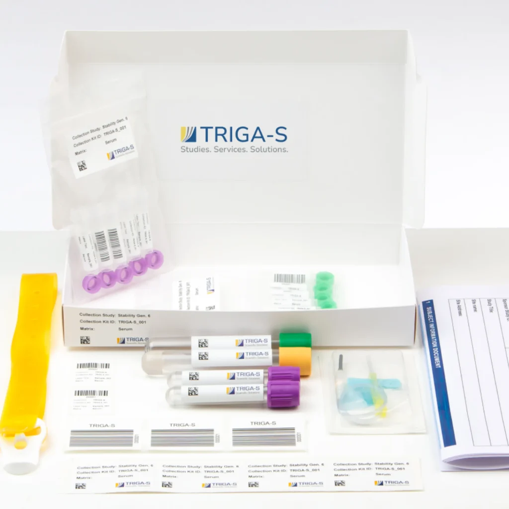 Ein TRIGA-S-Studienkit für medizinische Zwecke enthält beschriftete Blutentnahmeröhrchen, eine gelbe Stauschlinge, Etiketten mit Barcode, Fläschchen mit grünem Verschluss sowie wichtige Unterlagen – all dies in einer weißen Box mit dem TRIGA-S-Logo, was die Verwaltung der Studienmaterialien vereinfacht.