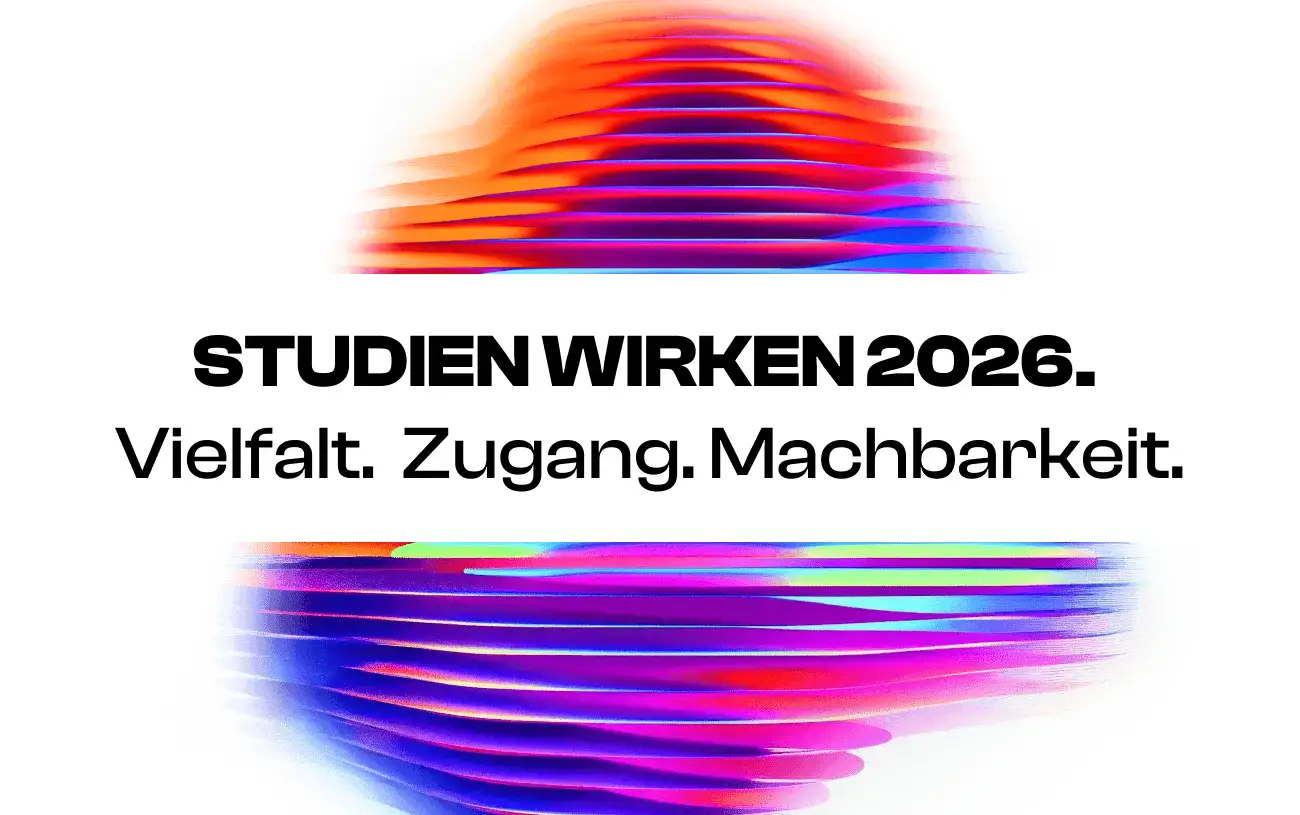 Farbenfrohe abstrakte Formen mit horizontalen Linien in Rot, Orange, Violett und Blau auf weißem Hintergrund. Der zentrierte schwarze Text lautet: STUDIEN WIRKEN 2026. Vielfalt. Zugang. Machbarkeit.