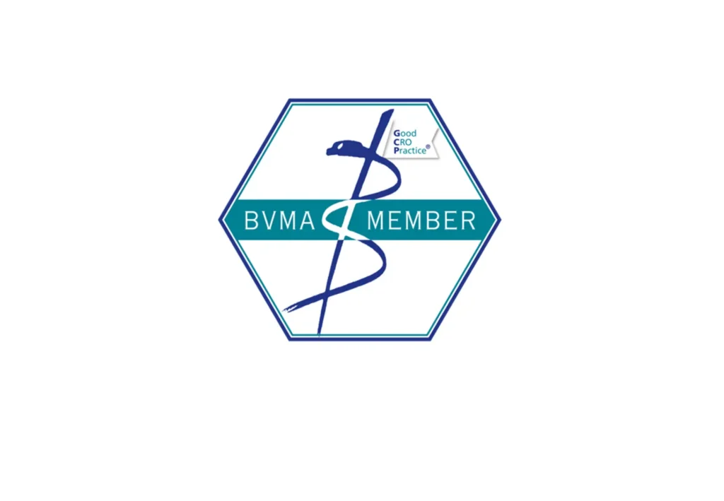 Sechseckiges BVMA-Mitgliedsabzeichen mit einem Stab-und-Schlange-Symbol, überlagert von einem blaugrünen Banner mit der Aufschrift „BVMA MEMBER“. Oben rechts ist ein kleines Logo für „Good Clinical Practice“ zu sehen, das auf das „TRIGA-S auf dem LFAction! Symposium & Workshop“ hinweist.